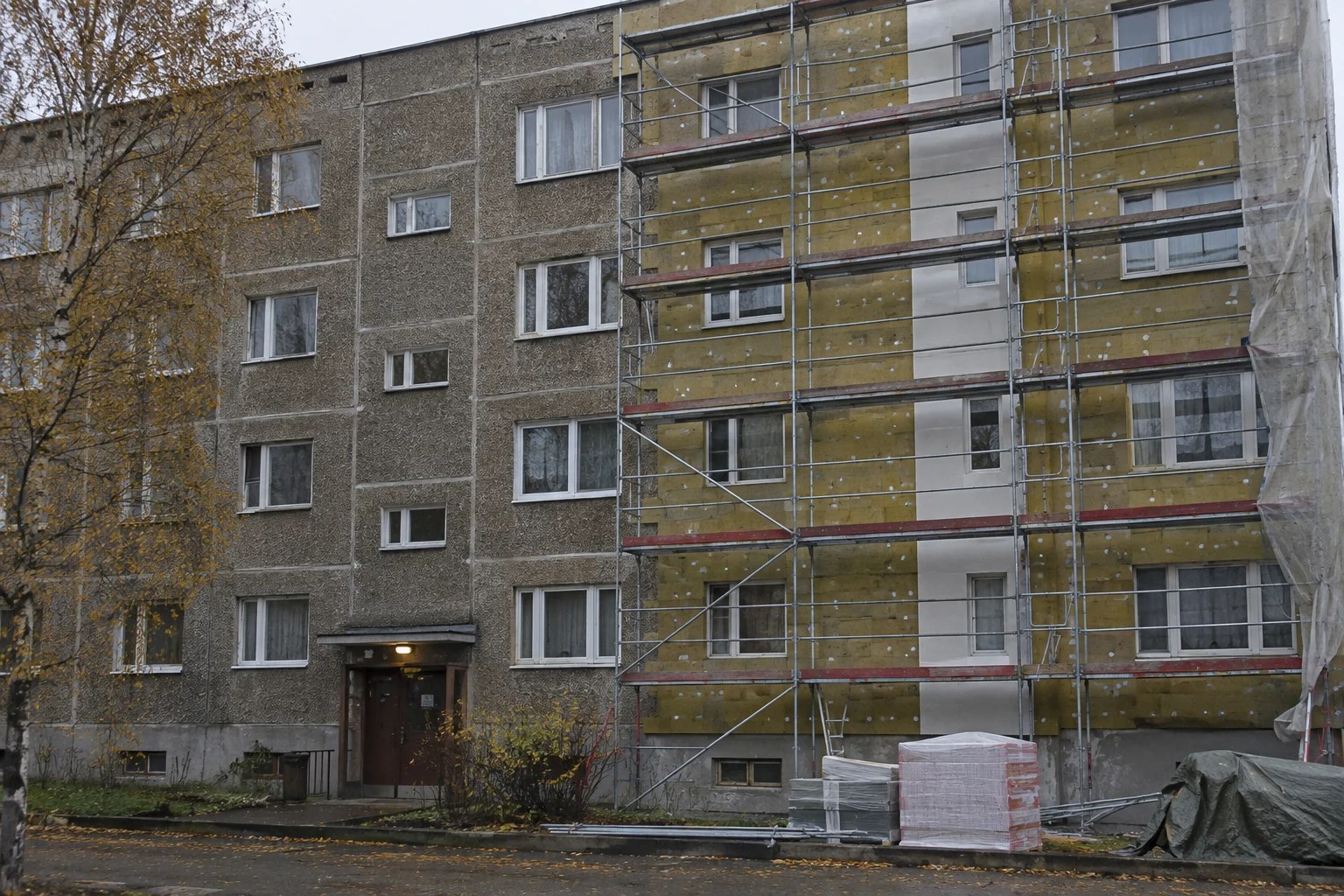 Insulating the facade of an apartment building
