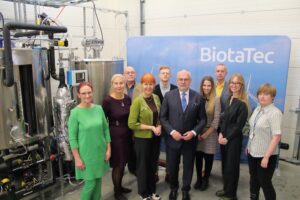 President Alar Karis külastas 1.12.2022 Biotatec OÜ tootmisüksust, mis koostöös Taasterahastu OÜ-ga sai rakendusuuringute programmist 1,94 miljonit eurot eesmär
